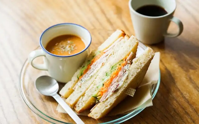Route - Cafe and Petit Hostel