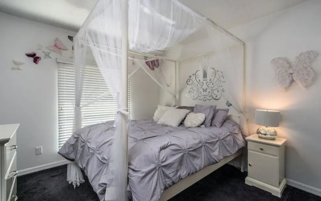 Stunning Executive Ruyper 4 Bedroom Home by RedAwning