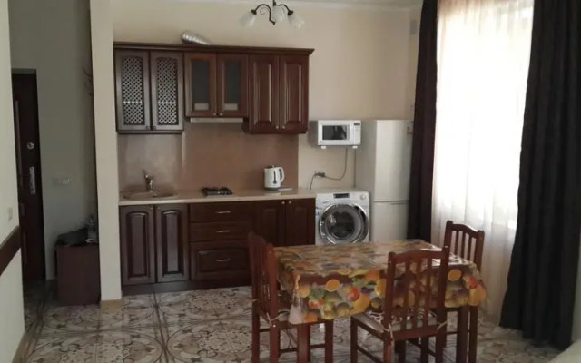 Gueshouse on Dekabristov 27