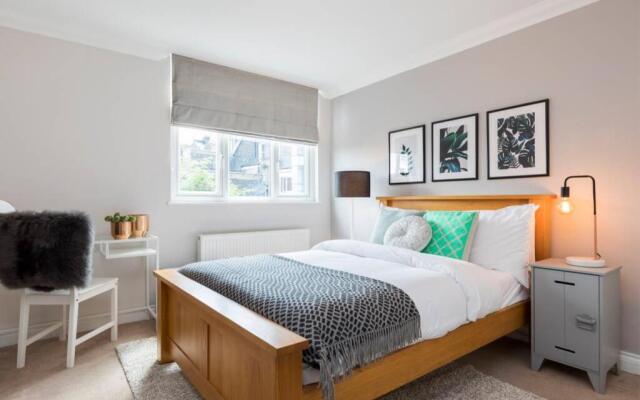 Amazing 4 Bed House wParking 2min walk to Station