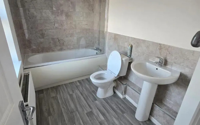 Spacious Central Home - Sleeps 7, Garden & Parking