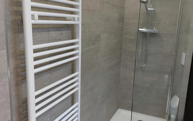 Studio 105 op zeedijk met frontaal zeezicht 1ste verdiep