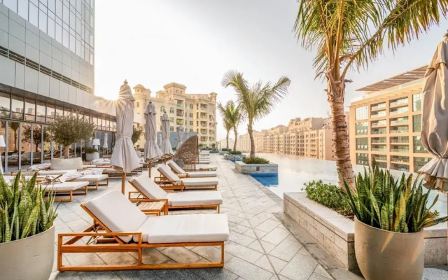 Luxe Studio With a Fantastic Atlantis View