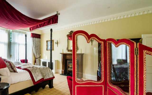 Crossbasket Castle Hotel & Restaurant