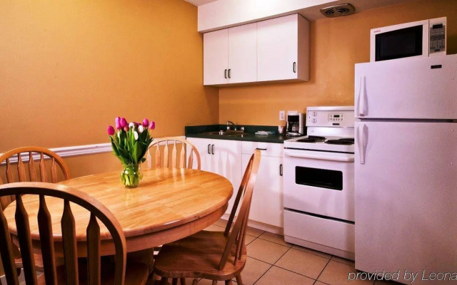 Econo Lodge Inn & Suites