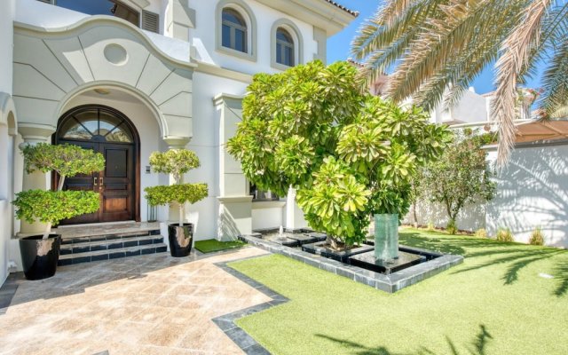 Glamourous Beachfront Villa on The Palm w Pool