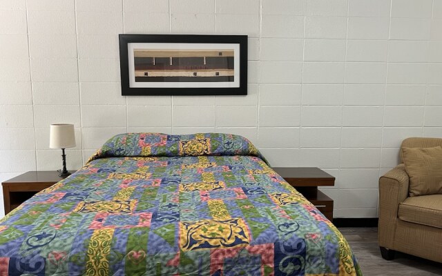 Driftwood Inn and Lodge by the lake