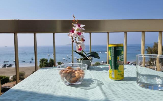 Super Modern Beachfront 1 bedroom - sleeps 4