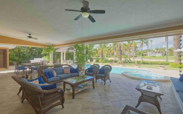 Large Golf View Villa With Pool Jacuzzi and Staff