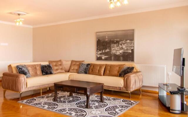 Spacious Flat With Sea View In Zmir Karsiyaka