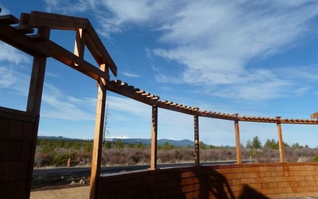 Spacious Five Peaks Home with Soaking Tub and BBQ by RedAwning