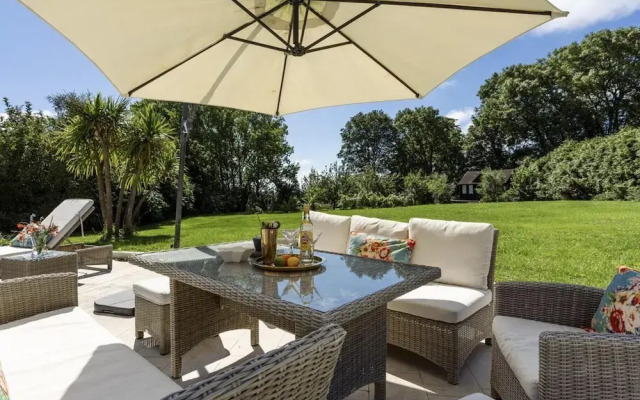 Sleeps10/18-parking-garden-pool-hottub-balcony