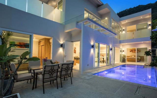 Elegant Designer 4BR Pool Villa Skylight