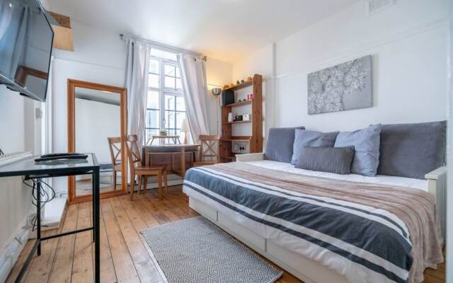 Plush Studio Flat in White City