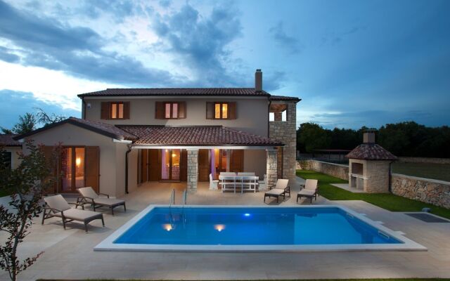 Charming Villa in Sveti Lovrec With Swimming Pool