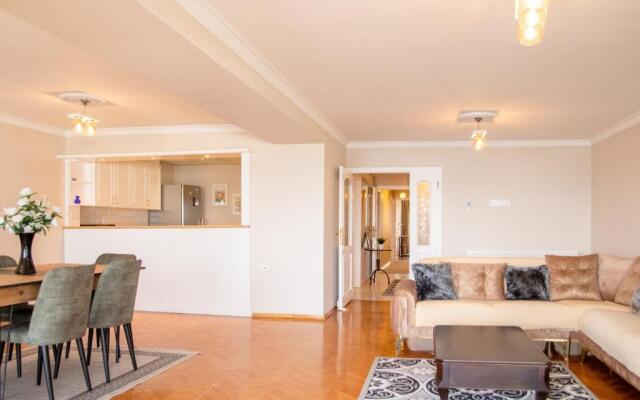 Spacious Flat With Sea View In Zmir Karsiyaka