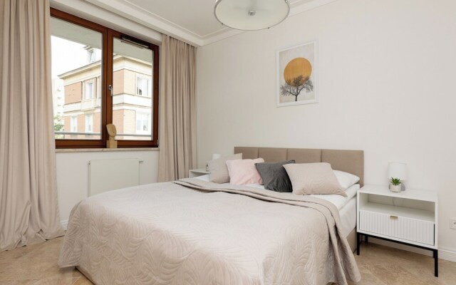 Czerniakowska 131 by Renteres Prestige