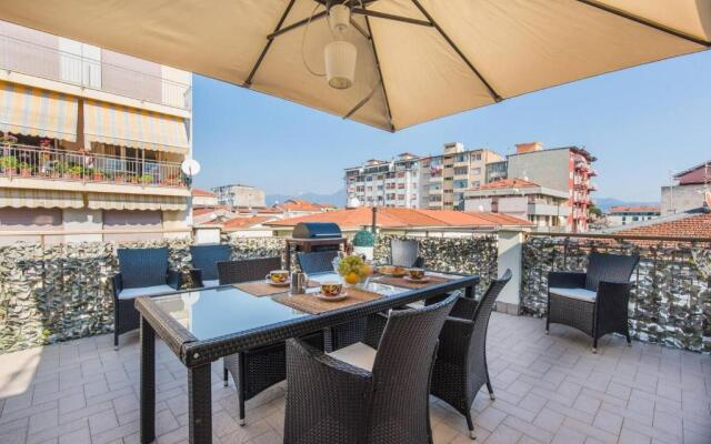 ALTIDO Apt for 8 with huge terrace in Old town of Viareggio