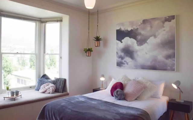 Best Location in Hobart! Luxury 4 bedroom with stunning views – Guest Rooms – Glebe