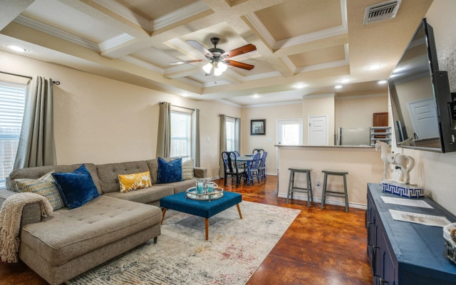 San Antonio Townhome ~ 2 Mi to Aquarium!