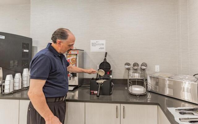 Orangewood Inn & Suites Kansas City Airport