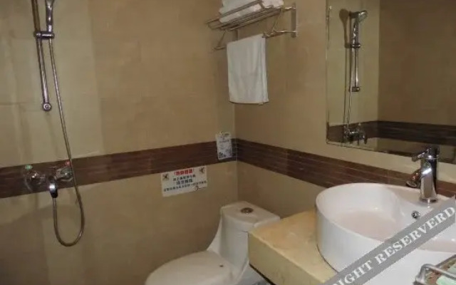 Yueyou Light Luxury Hotel (Chongqing Three Gorges Square High-speed Railway Station)