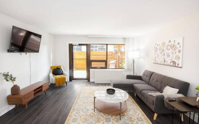 One Bedroom Suite With Patio Laundry and Parking