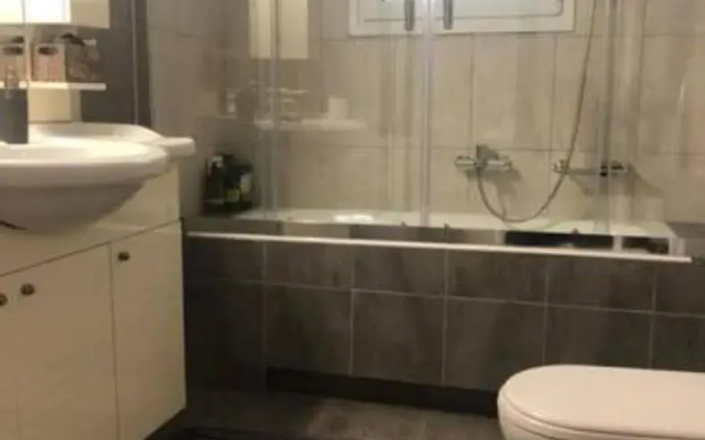 Bright 2bd apt, garden view & parking - Glyfada