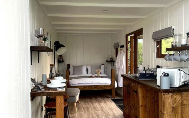 Trethowels Grey Hidden hut