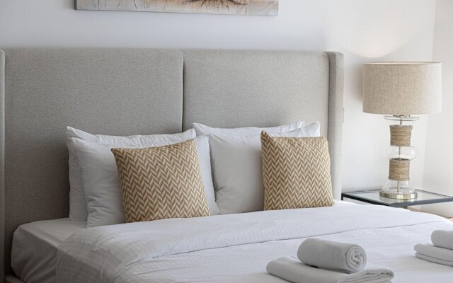 Stunning 1-bed in the Iconic Cayan Tower