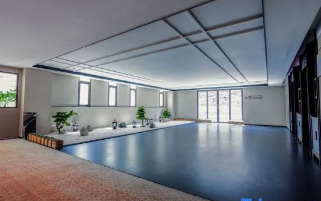 Lailu Minshan Hotel