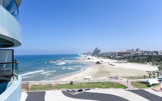 Deluxe 3 BD Marina Apartment in Herzylia