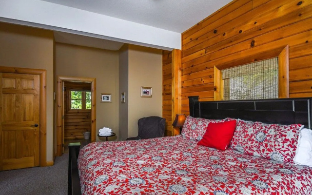 Cozy Bear Chalet