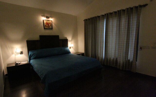 8fold-Pinecrest By LaRiSa, Bhimtal