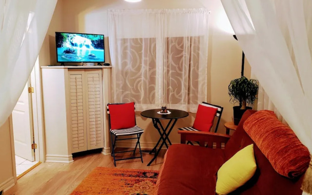 Kokomo Inn - Tropical Riverfront B&B