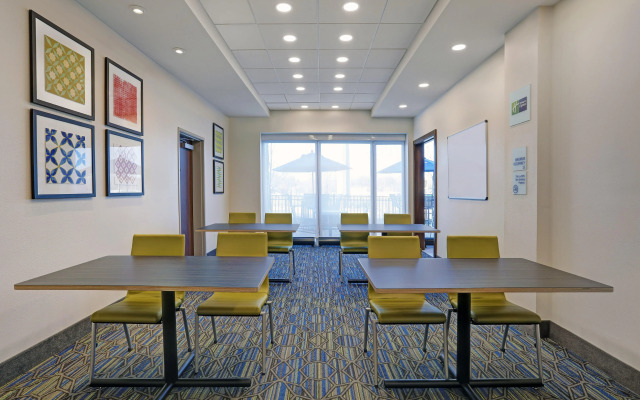 Holiday Inn Express & Suites Lenexa - Overland Park Area by IHG