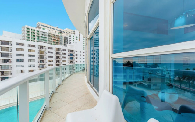 Private Residence at Castle Beach by LRMB