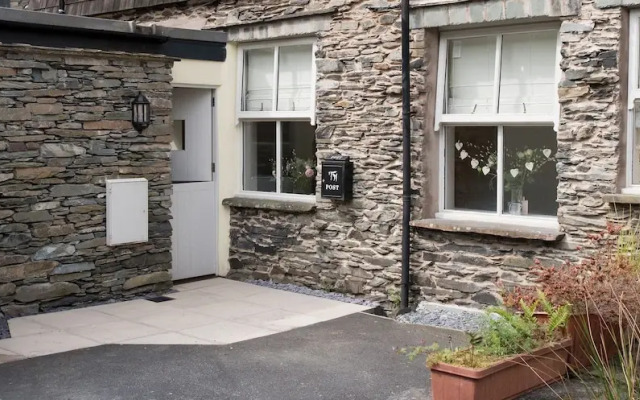 Cozy 1BR apartment, central Ambleside with parking