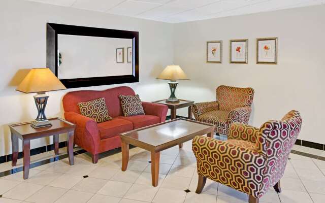 Days Inn & Suites by Wyndham Laurel Near Fort Meade