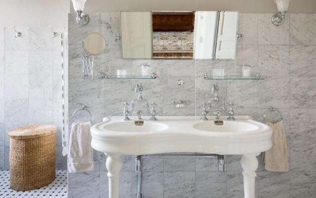 Luxury 2 bed apartment, central location with mountain views