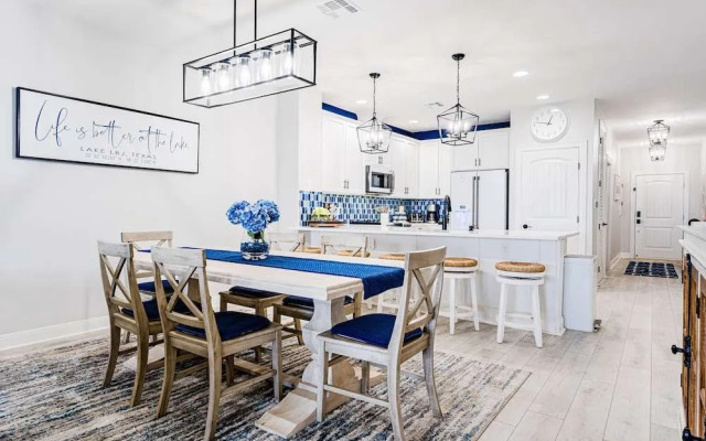 Luxury Waterfront Condo W/pool & Views!