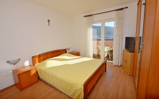 Apartment and Rooms Anton