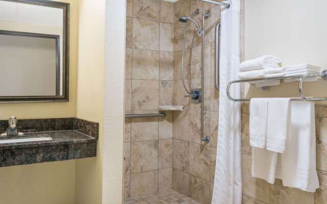 Days Inn & Suites by Wyndham Baxter Brainerd Area