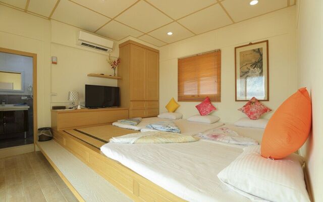 Tianyi Xuanyuan station homestay