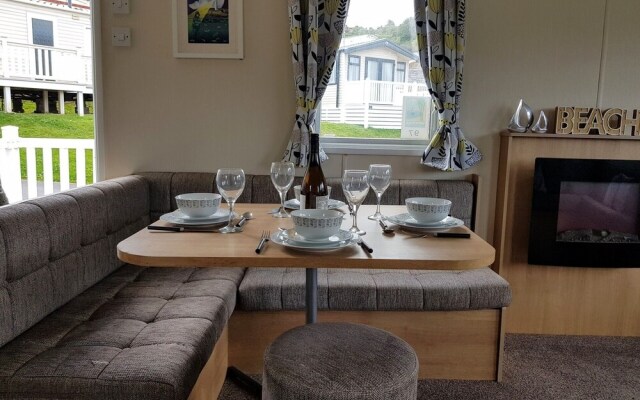 Pool-garden-2br-parking-wifi-sleeps6