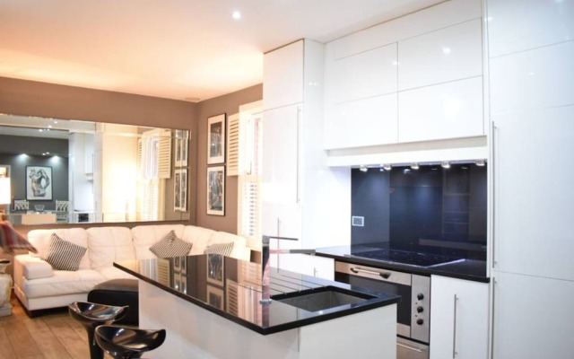 Beautiful Kensington 2 Bedroom Luxury Apartment