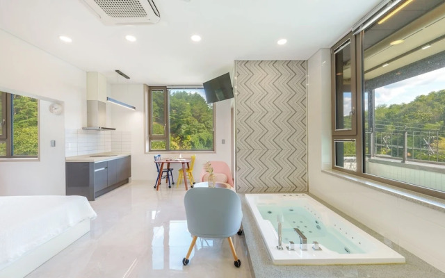 Gangneung Cresostay Pension