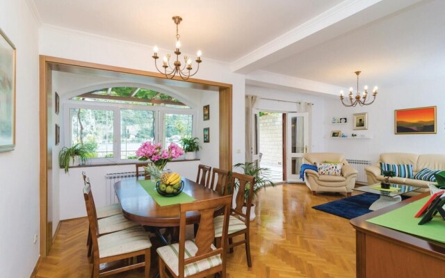 Nice Home in Mokosica With Wifi and 6 Bedrooms
