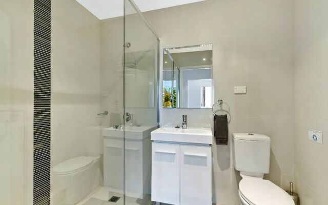 Lakeside Waterfront Apartment 18