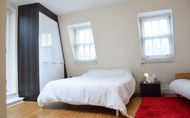 1 Bedroom Top Floor Flat In Fitzrovia